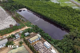 Hồ chứa nước rỉ rác đã tràn dù mùa mưa mới chỉ bắt đầu. (Ảnh: Cao Nguyên/TTXVN)