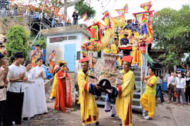 Nghi thức thỉnh Bà xuống núi về nơi an vị tại lễ hội Vía Bà Chúa Xứ núi Sam. (Ảnh: Thanh Sang/TTXVN)
