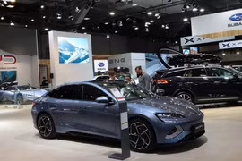 Nhà sản xuất xe Trung Quốc BYD giới thiệu nhiều mẫu xe tích hợp công nghệ cao tại một triển lãm. (Ảnh: Hương Giang/TTXVN)