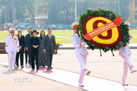 Sáng 18/10/2026, Thủ tướng Công quốc Liechtenstein Brigitte Haas đến đặt vòng hoa và vào Lăng viếng Chủ tịch Hồ Chí Minh. (Ảnh: An Đăng/TTXVN)