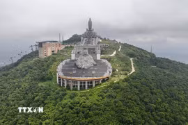 Không gian quần thể công trình tâm linh trên đỉnh Núi Bà Đen nhìn từ trên cao. (Ảnh: Thanh Tân/TTXVN)