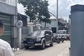 Lực lượng chức năng thành phố Đồng Nai thực hiện phong tỏa hiện trường, lấy lời khai và điều tra nguyên nhân vụ án mạng. (Ảnh: Lê Xuân/TTXVN)