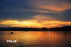Bức tranh hoàng hôn êm đềm, huyền ảo trên sông Hương, thành phố Huế. (Ảnh: Nguyên Lý/TTXVN)