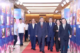 Tổng Bí thư, Chủ tịch nước Tô Lâm cùng các đồng chí lãnh đạo, nguyên lãnh đạo Đảng, Nhà nước tham quan trưng bày "Những tấm gương bình dị mà cao quý." (Ảnh: Phương Hoa/TTXVN)