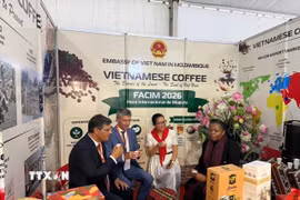 Tổng Thư ký Đảng Xã hội Bồ Đào Nha và Bí thư Đối ngoại Đảng FRELIMO (Mozambique) ghé thăm gian hàng, trực tiếp thưởng thức và đánh giá cao các sản phẩm cà phê chất lượng của Việt Nam. (Ảnh: Đặng Huyền/TTXVN)