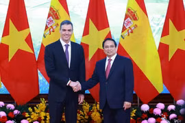 Thủ tướng Phạm Minh Chính và Thủ tướng Tây Ban Nha Pedro Sánchez chụp ảnh chung trước khi tiến hành hội đàm. (Ảnh: Dương Giang/TTXVN)
