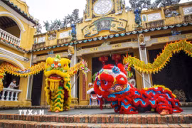 Múa Lân Sư Rồng từ lâu đã trở thành nét đẹp gắn liền đời sống tinh thần người dân. (Ảnh: Giang Phương/TTXVN)