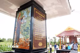 Bia kỷ niệm Bác Hồ với cây vú sữa miền Nam bên dòng kênh Chắc Băng, xã Trí Phải, tỉnh Cà Mau. (Ảnh: Hồng Đạt/TTXVN)