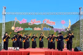 Những điệu múa, lời ca đậm đà bản sắc dân tộc do chính các nghệ nhân và hạt nhân văn nghệ địa phương thể hiện. (Ảnh: TTXVN phát)