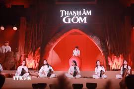 Không gian làng nghề Bát Tràng trở thành sân khấu đặc biệt, nơi câu chuyện về đất và nghề được kể bằng ngôn ngữ của nghệ thuật. (Ảnh: Khánh Hòa/TTXVN)