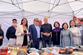 Đại sứ Phạm Thị Thu Hương và bạn bè Hy Lạp tại Lễ hội “Nếm Ẩm thực-Piraeus 2025.” (Nguồn: Đại sứ quán Việt Nam tại Hy Lạp cung cấp)