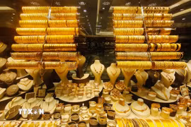 Trang sức vàng được bày bán tại cửa hàng ở Istanbul, Thổ Nhĩ Kỳ. (Nguồn: THX/TTXVN)