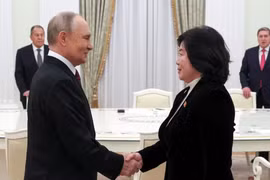 Tổng thống Nga Vladimir Putin và Bộ trưởng Ngoại giao Triều Tiên Choe Son Hui (Nguồn: Sputnik/Reuters)