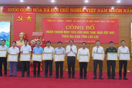 Các tập thể có thành tích xuất sắc trong thực hiện phong trào "Chung tay xóa nhà tạm, nhà dột nát trên địa bàn tỉnh Lào Cai đến năm 2025" được nhận Bằng khen của Chủ tịch Ủy ban Nhân dân tỉnh Lào Cai. (Ảnh: Hương Thu/TTXVN)
