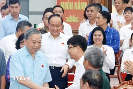 Tổng Bí thư Tô Lâm cùng các thành viên Đoàn đại biểu Quốc hội thành phố Hà Nội, đơn vị bầu cử số 10 tiếp xúc cử tri 9 xã. (Ảnh: Thống Nhất/TTXVN)
