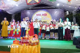 Tổng Hội Người Việt Nam tại Lào phối hợp cùng chùa Bàng Long tổ chức chương trình “Đêm hội Trăng Rằm” nhân dịp Tết Trung Thu. (Ảnh: Đỗ Bá Thành/TTXVN)