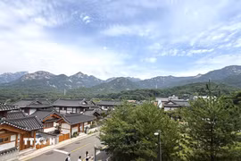 Nằm dưới chân núi Bukhansan, thuộc quận Eunpyeong ở phía Tây Bắc thủ đô Seoul, làng Hanok Eunpyeong là khu dân cư mang kiến trúc truyền thống Hàn Quốc được quy hoạch hài hòa với cảnh quan thiên nhiên. Những ngôi nhà hanok với mái ngói cong đặc trưng nổi bật trên nền núi Bukhansan tạo nên khung cảnh thanh bình, thu hút đông đảo du khách trong và ngoài nước. (Ảnh: Nhật Hưng/TTXVN)