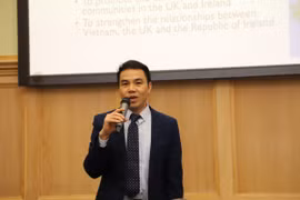 Giáo sư, Tiến sỹ Nguyễn Xuân Huấn, chuyên ngành kỹ thuật truyền thông số tại Đại học Middlesex (Anh) và Chủ tịch Hội trí thức Việt Nam tại Anh và Ireland (VIS). (Ảnh: Phong Hà/TTXVN)