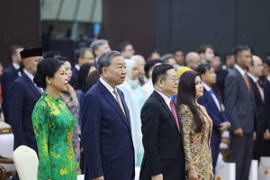 Tổng Bí thư Tô Lâm và Phu nhân cùng Tổng Thư ký ASEAN Kao Kim Hourn và Phu nhân thực hiện nghi thức chào cờ ASEAN. Ảnh: Thống Nhất – TTXVN