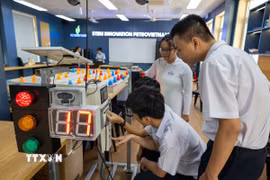 Trải nghiệm vận hành hệ thống đèn tín hiệu thông minh trong phòng thí nghiệm STEM. (Ảnh: Xuân Quý/TTXVN)