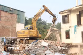 Lực lượng chức năng phường Láng bắt đầu cưỡng chế giải phóng mặt bằng khu vực đường từ Đê La Thành vào Bệnh viện Nhi Trung ương. (Ảnh: Nguyễn Thắng/TTXVN)