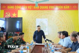 Chủ tịch Ủy ban Nhân dân thành phố Hà Nội Trần Sỹ Thanh nghe báo cáo và chỉ đạo các lực lượng. (Nguồn: TTXVN phát)