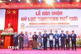 Họa sỹ Chu Nhật Quang đón nhận Kỷ lục Guinness thế giới cho tác phẩm "Bác Hồ đọc Tuyên ngôn Độc lập" là "Bức tranh sơn mài liền khối lớn nhất." (Ảnh: Thanh Tùng/TTXVN)