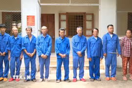 Các đối tượng tại cơ quan công an. (Ảnh: TTXVN phát)