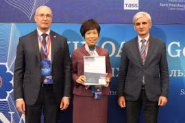 TTXVN nhận hai giải thưởng OANA. (Ảnh: Quang Vinh/TTXVN)