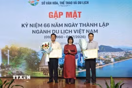 Trao quyết định Công bố công nhận điểm du lịch cho 2 đơn vị. (Ảnh: Sỹ Thắng/TTXVN)