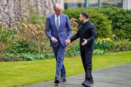 Thủ tướng Đức Friedrich Merz (bên trái) và Tổng thống Ukraine Volodymyr Zelenskyy. (Nguồn: AP)