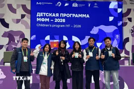 Đoàn Việt Nam chụp ảnh lưu niệm trong khuôn khổ cuộc thi Global HackAtom 2026. (Ảnh: TTXVN phát)