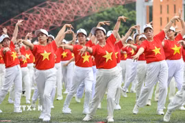 Xác lập kỷ lục Việt Nam với sự kiện biểu diễn dân vũ có số lượng người cao tuổi cùng tham gia đông nhất. (Ảnh: Thanh Tùng/TTXVN)