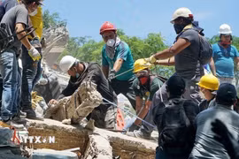 Lực lượng cứu hộ tìm kiếm nạn nhân sau trận động đất tại Cali, Colombia, ngày 11/8/2026. (Ảnh: THX/TTXVN phát)