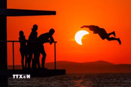 Hiện tượng nhật thực một phần tại bãi biển Kolovare ở thành phố Zadar. (Ảnh: THX/TTXVN phát)