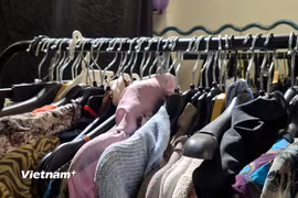 Việc tìm đến các cửa hàng thanh lý và ký gửi đồ cũ đang trở thành thói quen mua sắm được nhiều bạn trẻ ưa chuộng. (Ảnh: Minh Phương/Vietnam+)
