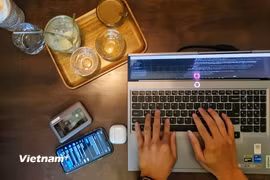 Quán càphê dường như đã trở thành một dạng văn phòng mở vận hành bền bỉ theo chu kỳ xuyên suốt ngày đêm. (Ảnh: Minh Phương/Vietnam+)