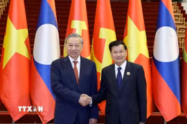 Tổng Bí thư Tô Lâm và Tổng Bí thư, Chủ tịch nước Lào Thongloun Sisoulith đồng chủ trì Cuộc gặp cấp cao giữa Đảng Cộng sản Việt Nam và Đảng Nhân dân Cách mạng Lào. (Ảnh: Thống Nhất/TTXVN)
