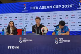Huấn luyện viên Kim Sang Sik trả lời họp báo sau trận đấu. (Ảnh: Minh Thái/TTXVN)