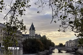 Cầu Pont au Change nối đảo Île de la Cité với hữu ngạn sông Seine. Cây cầu hiện nay được xây dựng dưới thời Hoàng đế Napoléon III và đưa vào sử dụng năm 1860. (Ảnh: Trần Đức Hùng/TTXVN)