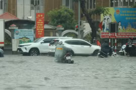 Nhiều tuyến đường bị ngập cục bộ do mưa lớn. (Ảnh: Hoàng Ngọc/TTXVN)