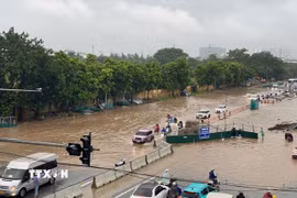 Phố Đàm Quang Trung chìm trong biển nước. (Ảnh: Nhật Anh/TTXVN)