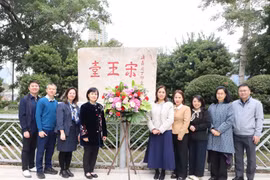 Tổng Lãnh sự Lê Đức Hạnh cùng các cán bộ tại lễ dâng hoa. (Ảnh: Xuân Vịnh/TTXVN)