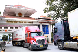 Hoạt động vận chuyển hàng hóa qua biên giới tại Cửa khẩu Quốc tế Thanh Thủy (Tuyên Quang). (Ảnh: Hoàng Hải/TTXVN)