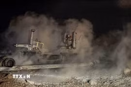 Lực lượng cứu hỏa và các đội phòng vệ dân sự dập lửa cháy sau vụ nổ đường ống dẫn khí tại Nhà máy điện Tishrin ở thủ đô Damascus, Syria, ngày 30/9/2026. (Ảnh: AA/TTXVN phát)