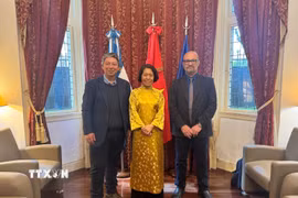 Đại sứ Ngô Minh Nguyệt (giữa) và đại diện Đảng Cộng sản Uruguay và Đảng Cộng sản Argentina. (Ảnh: Diệu Hương/TTXVN)