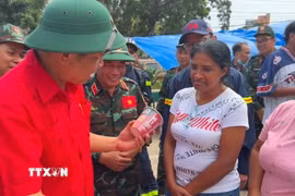 Đại sứ Vũ Trung Mỹ thăm hỏi và tặng quà cho nạn nhân của trận động đất kép. (Ảnh: Phi Hùng/TTXVN)