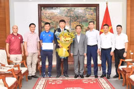 Thứ trưởng Bộ Bộ Văn hóa, Thể thao và Du lịch Hoàng Đạo Cương, Cục trưởng Cục Thể dục thể thao Việt Nam Nguyễn Danh Hoàng Việt, cùng các lãnh đạo Bộ Bộ Văn hóa, Thể thao và Du lịch, Cục Thể dục thể thao Việt Nam gặp gỡ biểu dương Đội tuyển Việt Nam đạt thành tích vô địch Đông Nam Á 2026 và trao phần thưởng của Chính phủ cho đội tuyển. (Nguồn: VFF)