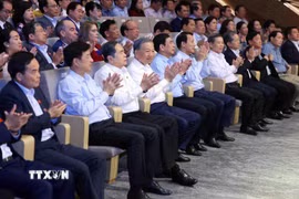 Tổng Bí thư, Chủ tịch nước Tô Lâm và Chủ tịch Quốc hội Trần Thanh Mẫn cùng các đồng chí lãnh đạo Đảng, Nhà nước dự Chương trình nghệ thuật "Tổ quốc trong tim." (Ảnh: Phạm Kiên/TTXVN)