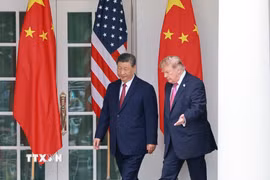 Tổng thống Mỹ Donald Trump (phải) đón Chủ tịch Trung Quốc Tập Cận Bình tại Nhà Trắng ở Washington, D.C., ngày 24/9/2026. (Ảnh: THX/TTXVN phát)